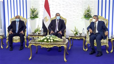 رئيس الوزراء يشهد مراسم رفع العلم على الكراكة «حسين طنطاوي»