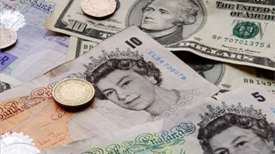 الإسترليني يتراجع دون 1,32 دولار