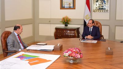 السيسي ومميش يبحثان مخططات تنفيذ مشروعات قناة السويس