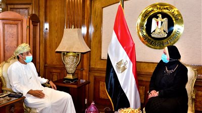 وزيرة التجارة تبحث سبل تعزيز التعاون الاقتصادي مع سلطنة عمان