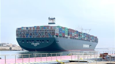 42 سفينة تعبر قناة السويس بحمولات 3 ملايين طن