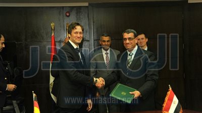 توقيع عقد بين 