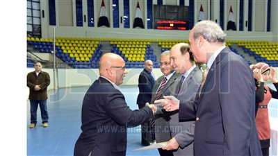 الفريق مُهاب مميش يُكرم 25 بطلًا رياضيًا بهيئة قناة السويس