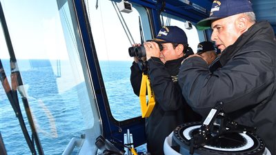 السيسي يرفع علم مصر على قاعدة الإسكندرية البحرية بعد تطويرها