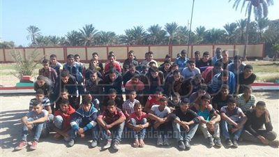 صور: إحباط محاولة هجرة 310 أفراد من جنسيات مختلفة بالسلوم 