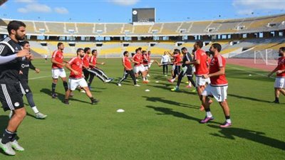 سقوط الأمطار بغزارة قبل لقاء مصر والكونغو بكأس العالم