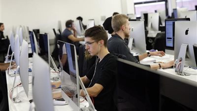 العلماء يحاولون تطوير الكمبيوتر كي يفكر مثل الإنسان