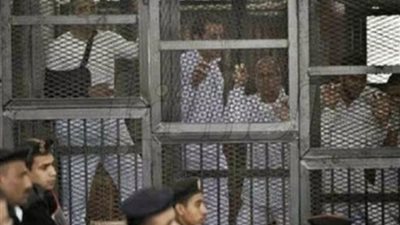 ضيق قفص الاتهام يتسبب في تأجيل محاكمة 739 متهما في 