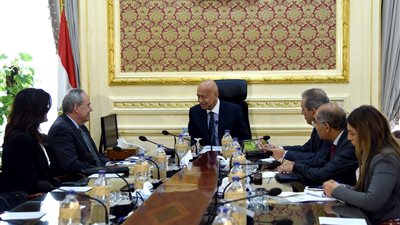 رئيس الوزراء يبحث مع القائم بأعمال السفارة الأمريكية الفرص الاستثمارية بمصر