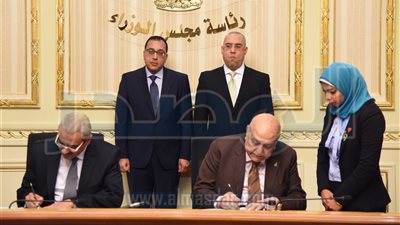 «الإسكان» توقع 3 عقود لتنفيذ مشروعات عمرانية باستثمارات 93,5 مليار جنيه