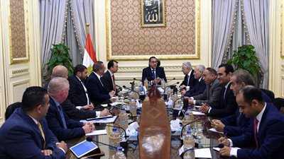 رئيس الوزراء يبحث مع «نت دراجون» الصينية إنشاء الفصول المتنقلة