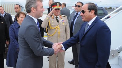 السيسي يصل إلى فرنسا لتعزيز التعاون الاقتصادي بين البلدين