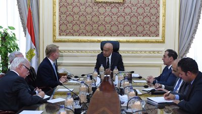 رئيس الوزراء يبحث ضخ استثمارات جديدة مع 