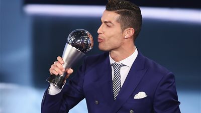 كرستيانو رونالدو يفوز بلقب أفضل لاعب في العالم للمرة الخامسة