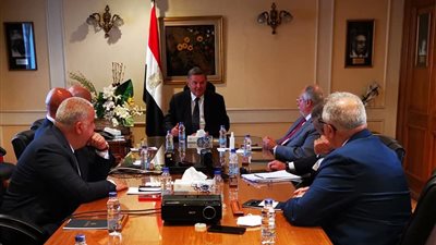 توفيق يبحث مع «ECH» خطة تسويق وبيع منتجات «القابضة للغزل والنسيج»