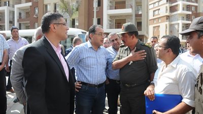 وزير الإسكان يتفقد مشروعات مدينة 