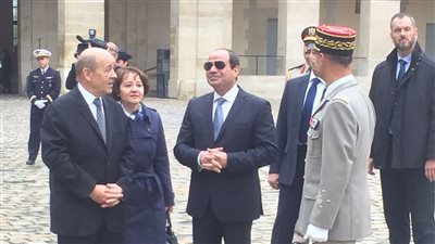 صور | مراسم استقبال السيسي في قصر الانفاليد بفرنسا