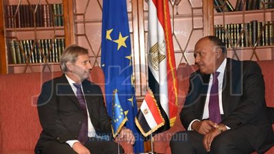 وزير الخارجية يلتقي المفوض الأوروبي لسياسة الجوار ومفاوضات التوسع