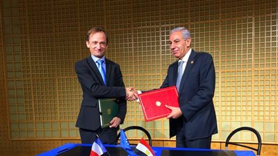 مصر توقع اتفاقا مع فرنسا لتوفر عربات متنقلة للشباب