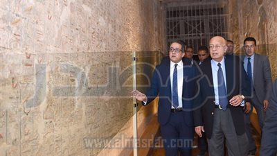 شريف إسماعيل يطلع على أعمال الترميم في معبد الأقصر