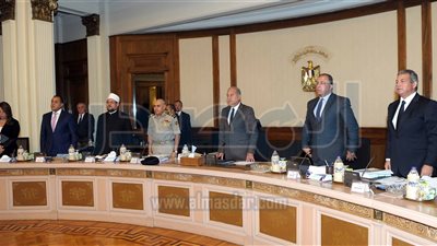 الحكومة تقف دقيقة حداد على أرواح شهداء الوطن (صور)