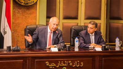 رئيس اقتصادية قناة السويس يعرض تطورات مناخ الاستثمار بالمنطقة