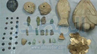 ضبط مزارع وتاجر خردة بحوزتهما 253 قطعة أثرية في المنيا