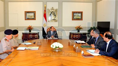 السيسي يتابع التطورات الأمنية مع وزراء الدفاع والداخلية ورئيس المخابرات  