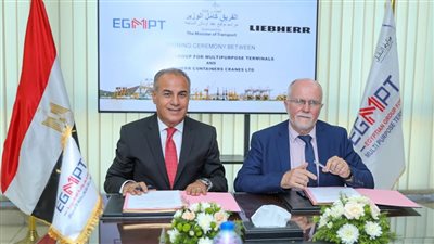 «النقل» توقع عقد شراء 12 ونش لمحطة تحيا مصر بميناء الإسكندرية
