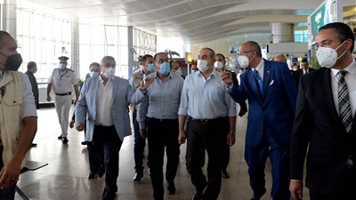 رئيس الوزراء يتفقد مبنى الركاب 2 و3 بمطار القاهرة