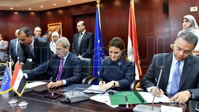 سحر نصر توقع 3 اتفاقيات مع المفوض الأوروبي بقيمة 600 مليون يورو