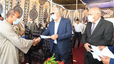 وزير الزراعة ومحافظ قنا ورئيس البنك الزراعى يتابعون برنامج «باب رزق»