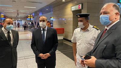 وزير الطيران يتفقد مبنى الركاب 2 و3 في مطار القاهرة