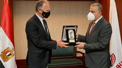 سفير الولايات المتحدة يلتقي محافظ سوهاج ويزور أبيدوس والدير الأحمر