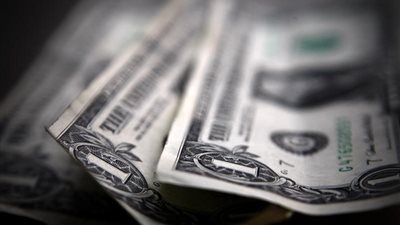 الدولار يتراجع قبيل اجتماع البنك الفيدرالي