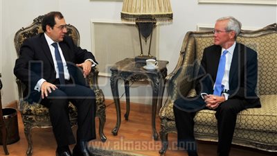 وزير البترول يبحث مع رئيس شركة 