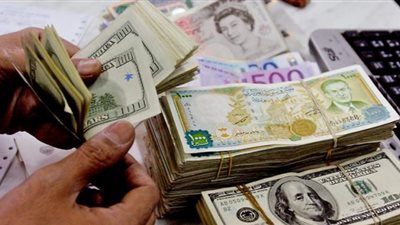 الدولار يتراجع عن أعلى مستوياته في 7 أشهر