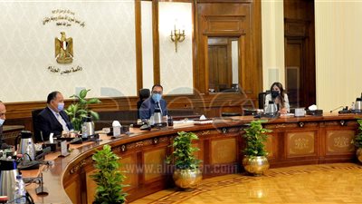 مدبولي يناقش مؤشرات أداء الأعمال ومقترحات تحسين مؤشر سداد الضرائب