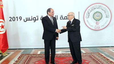 الرئيس السيسي يصل مقر القمة العربية في تونس