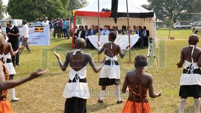 وزير الري يفتتح بئر جوفى لأغراض الشرب فى أوغندا