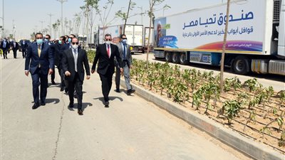 السيسي يتفقد أكبر قافلة إنسانية لرعاية مليون أسرة على مستوى الجمهورية