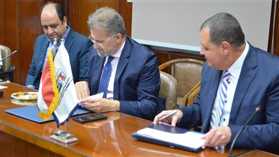 الإسكندرية للحاويات توقع عقدًا مع شركة فرنسية للتداول على أرصفة المحطات