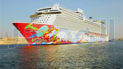 بالصور.. أحدث سفينة ركاب في العالم تعبر قناة السويس