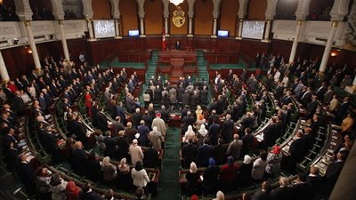 البرلمان التونسي يصدق على اقتراض مليار يورو من الأسواق العالمية