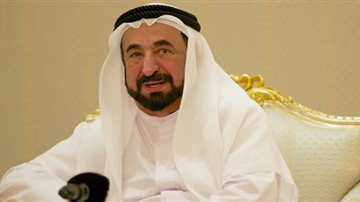 حاكم الشارقة يصل مصر للمشاركة في 