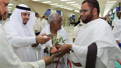 وزارة الحج السعودية: استقبلنا أول أفواج المعتمرين المصريين بالورود