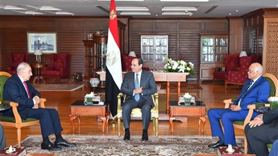 السيسي يلتقي رئيس مجلس النواب اللبناني بشرم الشيخ (صور)  