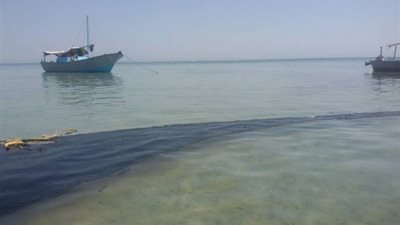 إغلاق 5 محطات للمياه بسبب تسرب بقعة زيت لنهر النيل بمركز قوص