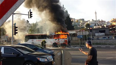 ملثمون يشعلون النيران في حافلة نقل عام بباريس