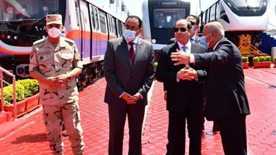 السيسي يتفقد وحدات متحركة جديدة للسكة الحديد بميناء الإسكندرية البحري